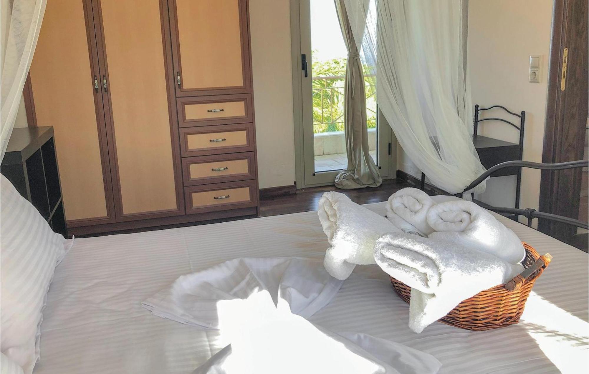 Amazing Home In Koroni With Wifi Ngoại thất bức ảnh